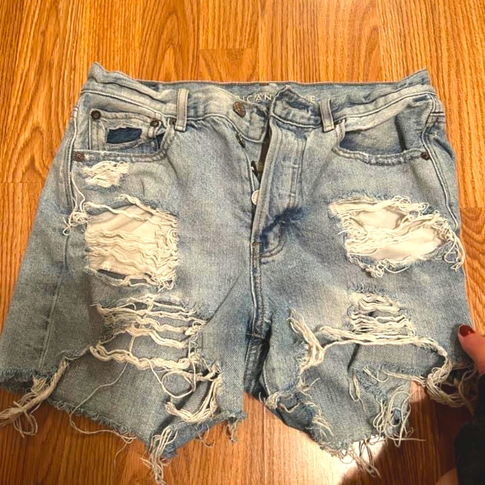 American eagle size 6 mom shorts, ripped detailing